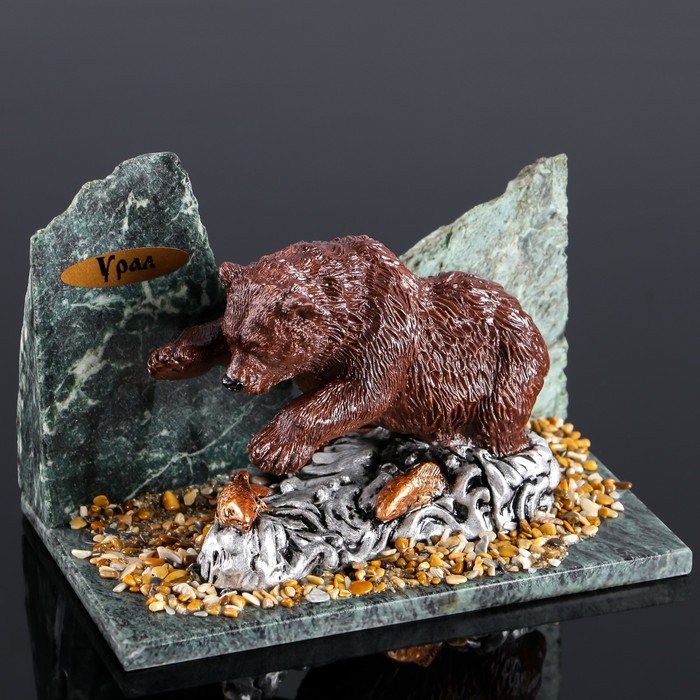 Сувенир "Медведь на рыбалке", 10х15х10 см, змеевик, гипс, минералы оптом