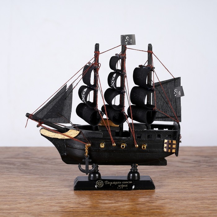 Корабль пиратский шестипушечный «Гангут», черные паруса,16х4х15.5см оптом