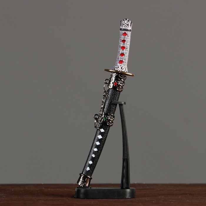Сувенирное оружие «Катана на подставке», чёрные ножны с красными ромбами, 20см оптом